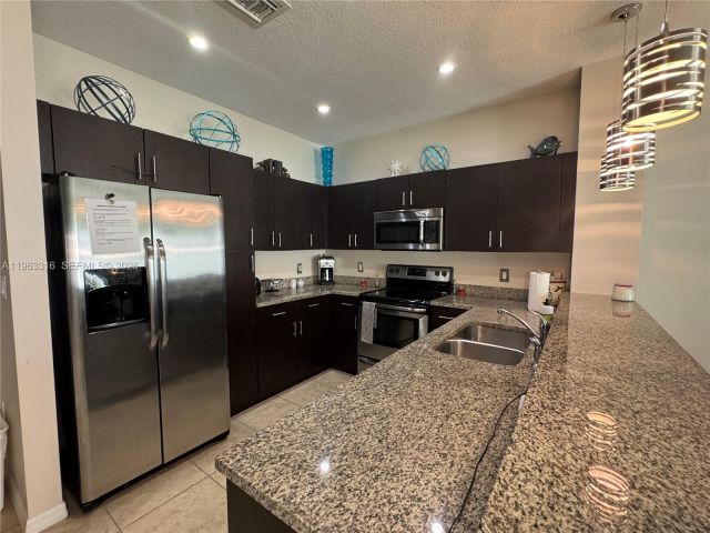 Дом в аренду по адресу 2333 SE 5th St - фото 7448863