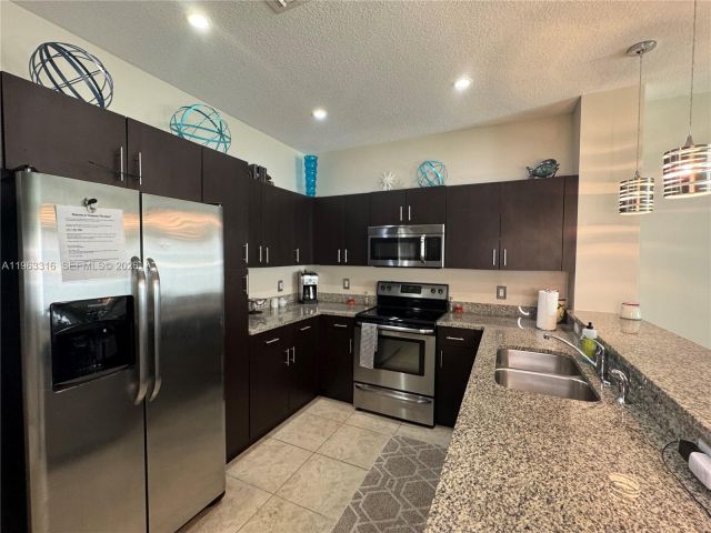 Дом в аренду по адресу 2333 SE 5th St - фото 7448864