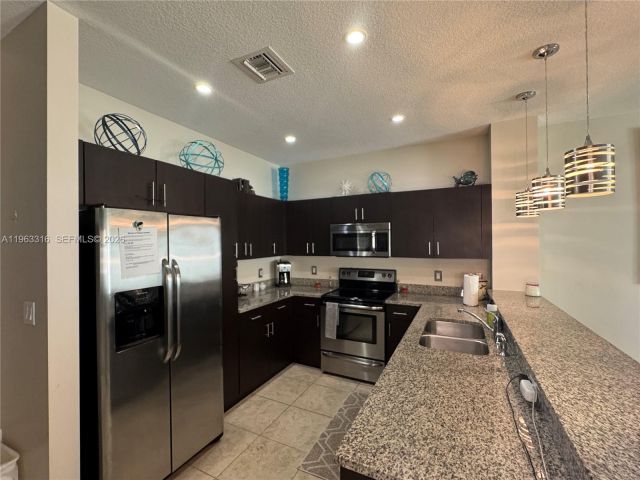 Дом в аренду по адресу 2333 SE 5th St - фото 7448865