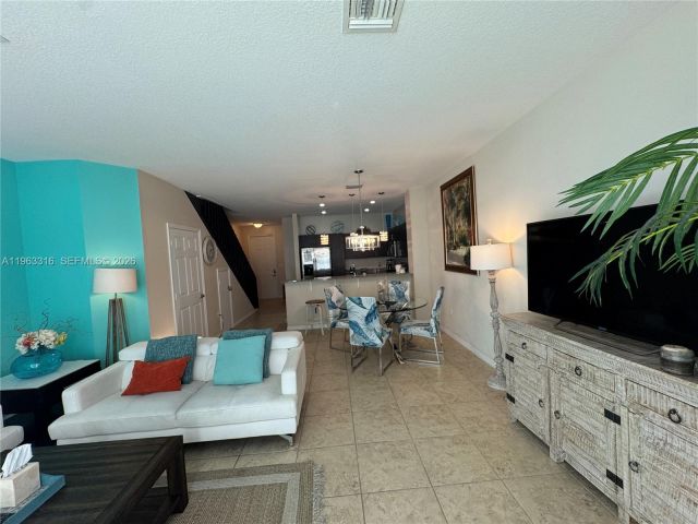 Дом в аренду по адресу 2333 SE 5th St - фото 7448866