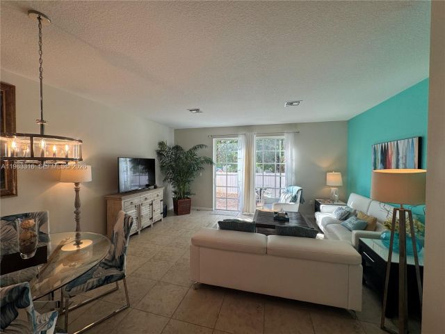 Дом в аренду по адресу 2333 SE 5th St - фото 7448868