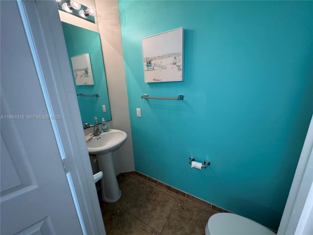 Дом в аренду по адресу 2333 SE 5th St - фото 7448869