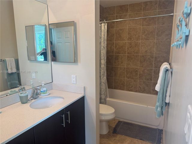 Дом в аренду по адресу 2333 SE 5th St - фото 7448875