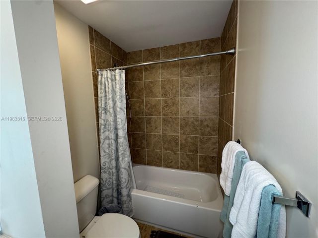 Дом в аренду по адресу 2333 SE 5th St - фото 7448876