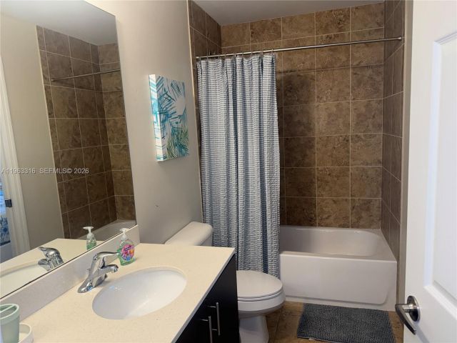 Дом в аренду по адресу 2333 SE 5th St - фото 7448877