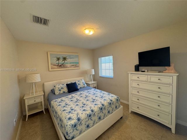 Дом в аренду по адресу 2333 SE 5th St - фото 7448879