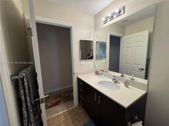 Дом в аренду по адресу 2333 SE 5th St - фото 7448880