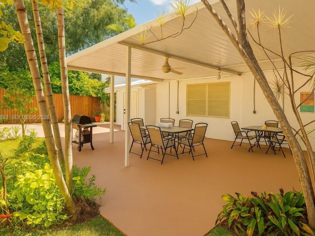 Продажа дома по адресу 1545 NW 8th Ter - фото 7445460