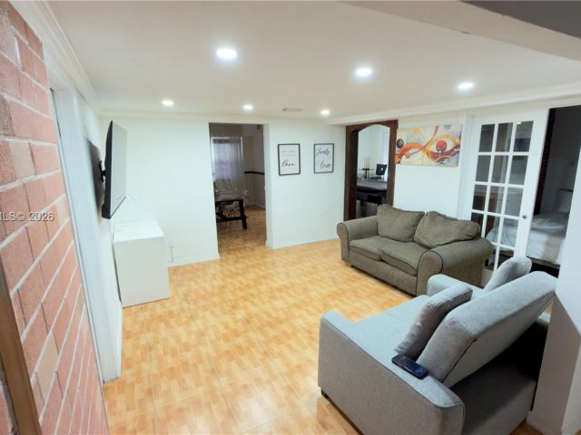 Продажа дома по адресу 1545 NW 8th Ter - фото 7445477