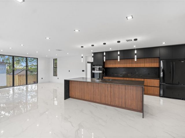 Продажа дома по адресу 1644 NW 8th Ter - фото 7434129