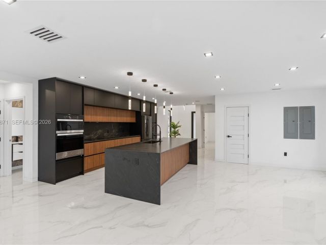 Продажа дома по адресу 1644 NW 8th Ter - фото 7434130