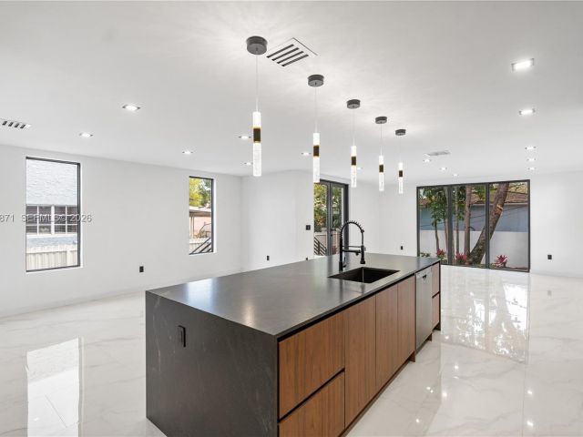 Продажа дома по адресу 1644 NW 8th Ter - фото 7434133