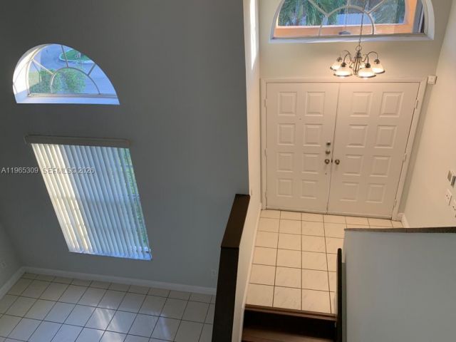 Дом в аренду по адресу 12447 NW 7th St - фото 7436327