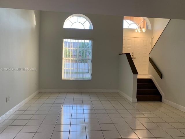 Дом в аренду по адресу 12447 NW 7th St - фото 7436328