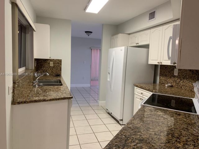 Дом в аренду по адресу 12447 NW 7th St - фото 7436330