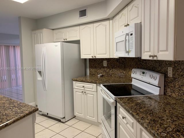 Дом в аренду по адресу 12447 NW 7th St - фото 7436331