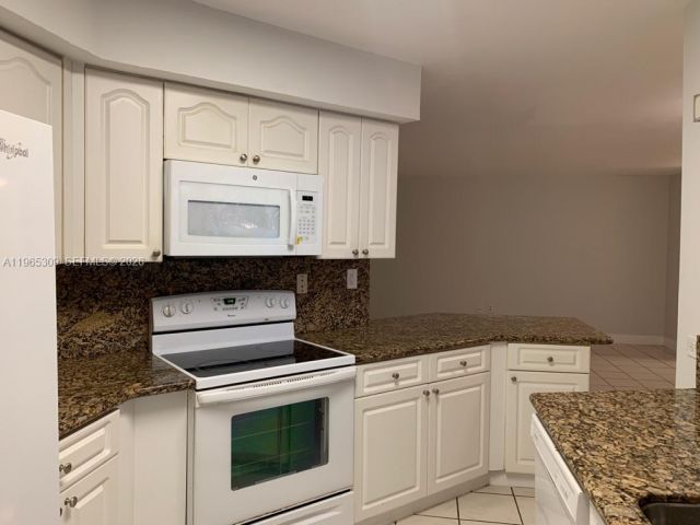 Дом в аренду по адресу 12447 NW 7th St - фото 7436332