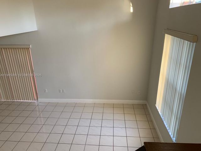 Дом в аренду по адресу 12447 NW 7th St - фото 7436333