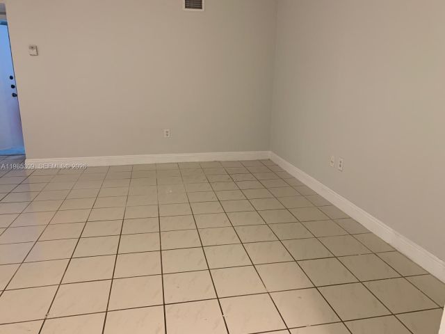 Дом в аренду по адресу 12447 NW 7th St - фото 7436336