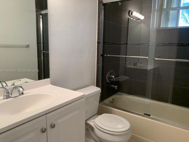 Дом в аренду по адресу 12447 NW 7th St - фото 7436344