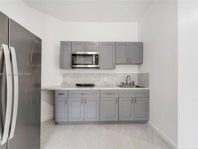 Дом в аренду по адресу 1205 SE 7th Ct 0 - фото 7435801