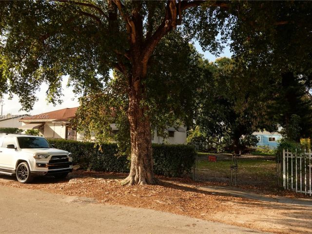 Продажа дома по адресу 909 NW 76th St - фото 7436723