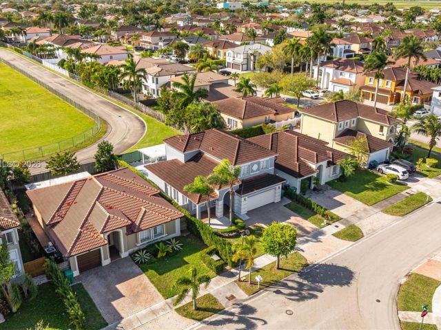 Дом в аренду по адресу 15786 SW 141st St 15786 - фото 7436778