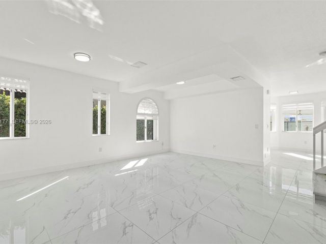 Дом в аренду по адресу 15786 SW 141st St 15786 - фото 7436785