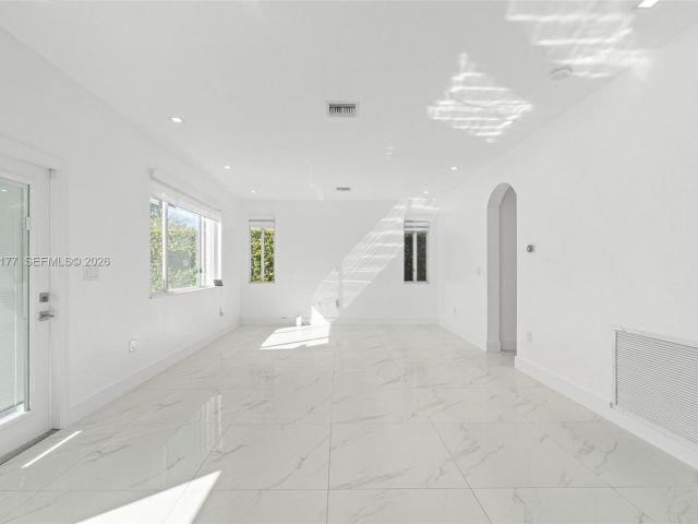 Дом в аренду по адресу 15786 SW 141st St 15786 - фото 7436790