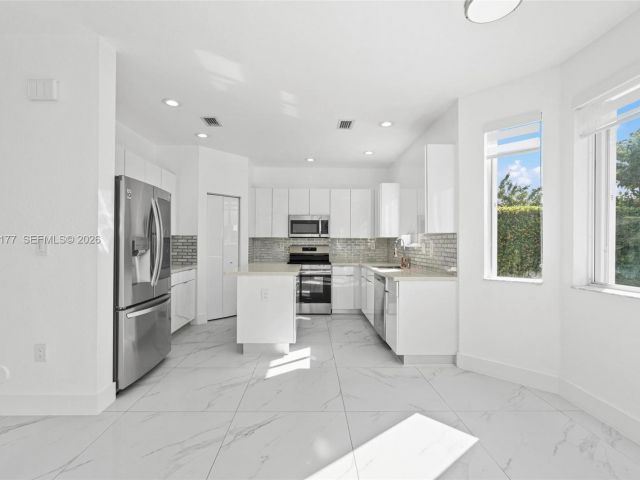 Дом в аренду по адресу 15786 SW 141st St 15786 - фото 7436792