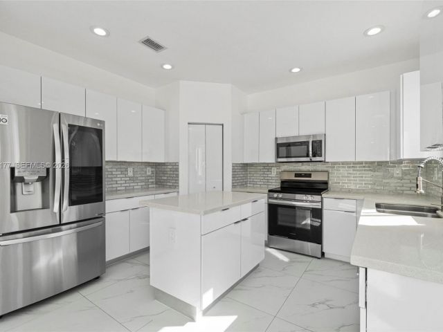 Дом в аренду по адресу 15786 SW 141st St 15786 - фото 7436793