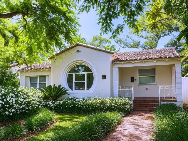 Продажа дома по адресу 775 NE 76th St - фото 7436085