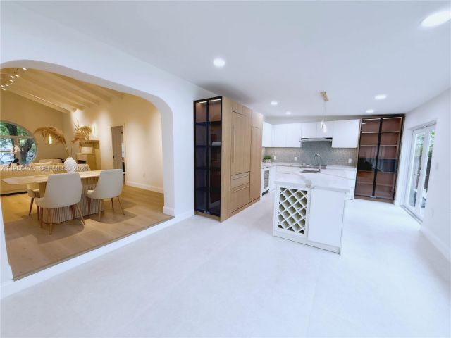 Продажа дома по адресу 775 NE 76th St - фото 7436089