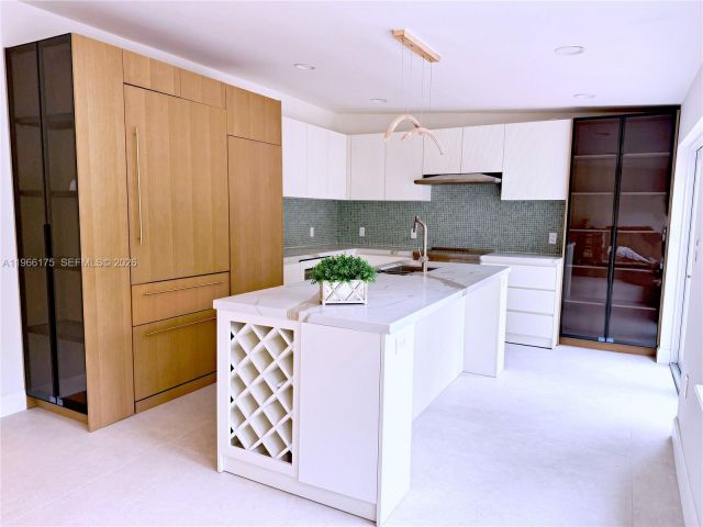 Продажа дома по адресу 775 NE 76th St - фото 7436091