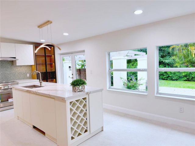 Продажа дома по адресу 775 NE 76th St - фото 7436094