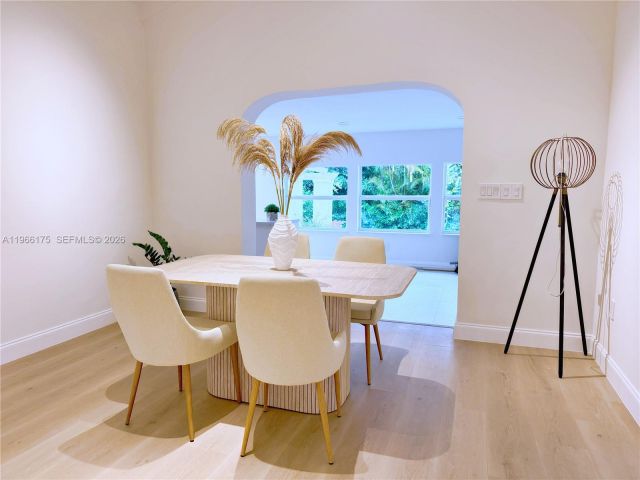 Продажа дома по адресу 775 NE 76th St - фото 7436095