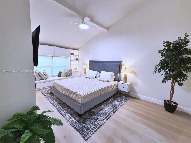 Продажа дома по адресу 775 NE 76th St - фото 7436097