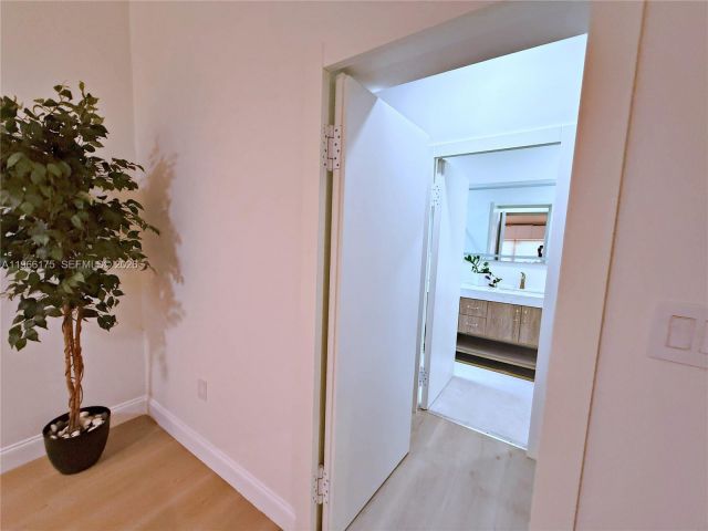 Продажа дома по адресу 775 NE 76th St - фото 7436100