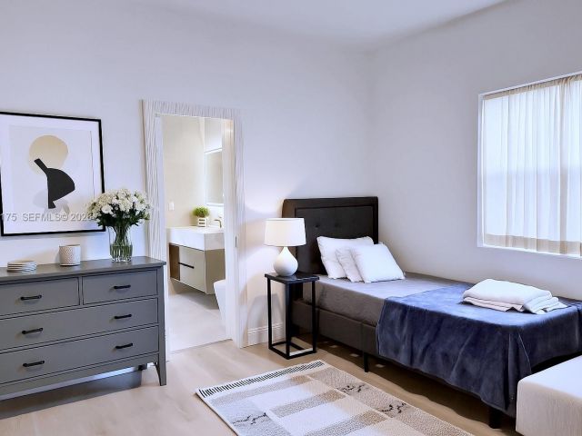 Продажа дома по адресу 775 NE 76th St - фото 7436103