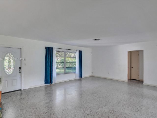 Продажа дома по адресу 18500 NE 23rd Ct - фото 7437489