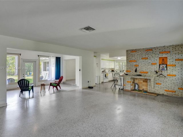 Продажа дома по адресу 18500 NE 23rd Ct - фото 7437491