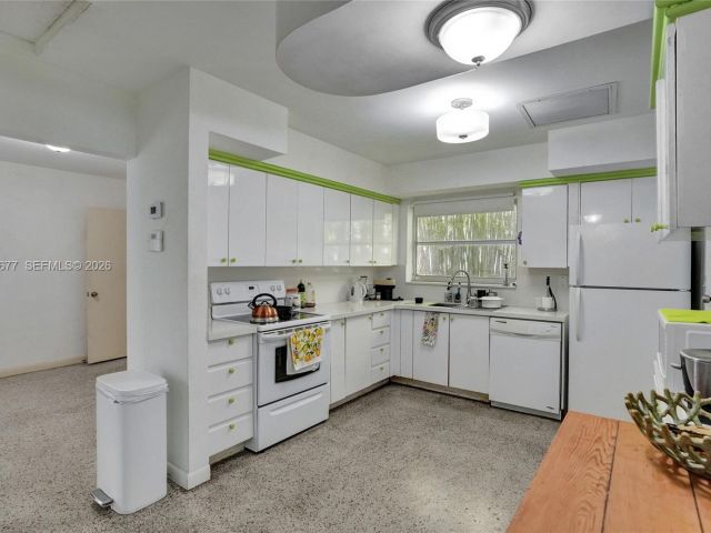 Продажа дома по адресу 18500 NE 23rd Ct - фото 7437492