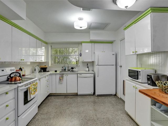 Продажа дома по адресу 18500 NE 23rd Ct - фото 7437493