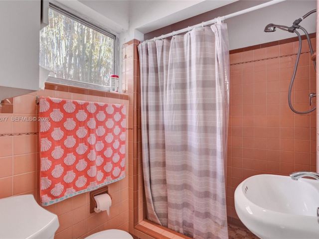 Продажа дома по адресу 18500 NE 23rd Ct - фото 7437499