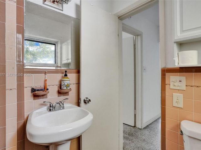 Продажа дома по адресу 18500 NE 23rd Ct - фото 7437500