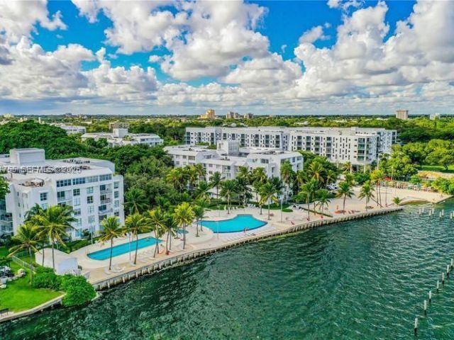 Дом в аренду по адресу 723 NE 62nd St TH-1 - фото 7437525