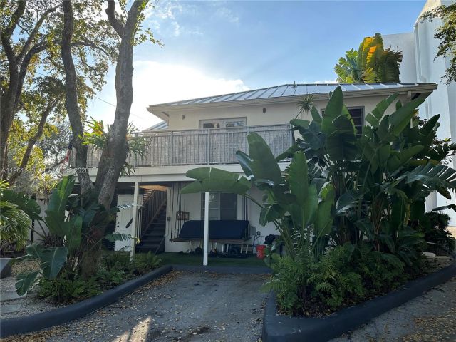 Дом в аренду по адресу 723 NE 62nd St TH-1 - фото 7437527