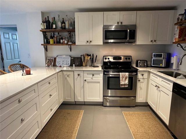 Дом в аренду по адресу 723 NE 62nd St TH-1 - фото 7437531