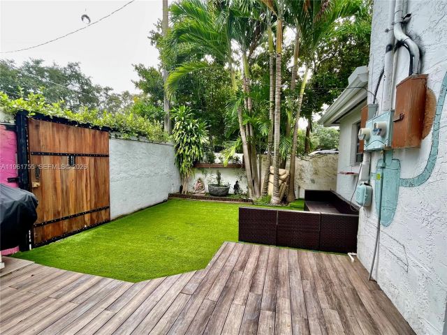 Дом в аренду по адресу 723 NE 62nd St TH-1 - фото 7437541