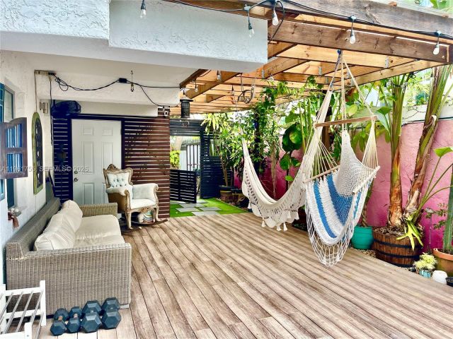 Дом в аренду по адресу 723 NE 62nd St TH-1 - фото 7437542